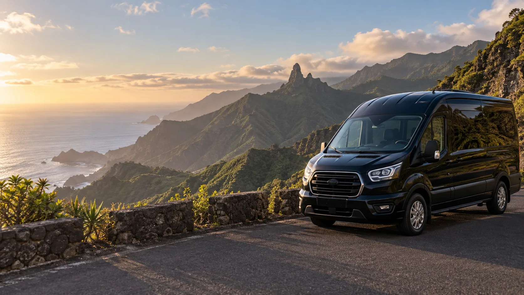 Minibús negro junto a las montañas y la costa de Tenerife al atardecer
